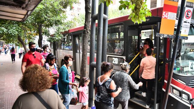 ID:4908514 Cordoba el 01 de March de 2021 desde hoy el transporte publico incremento su frencuencia de coches en la calle colectivos paradas centricas   Fotografia por Pedro Castillo