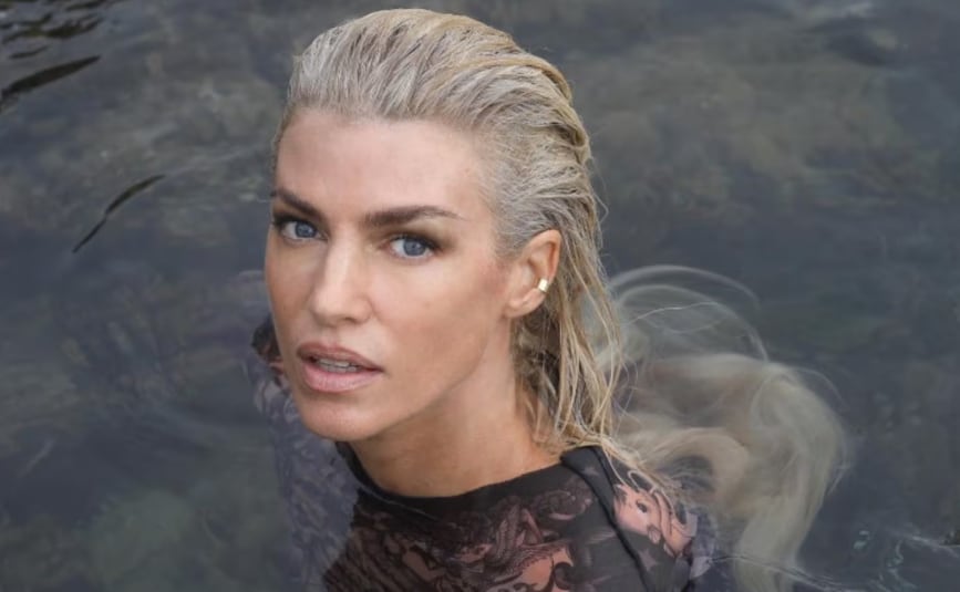 A los 50 años, Daniela Urzi coleccionó likes con un look de hombros al descubierto y marcó tendencia