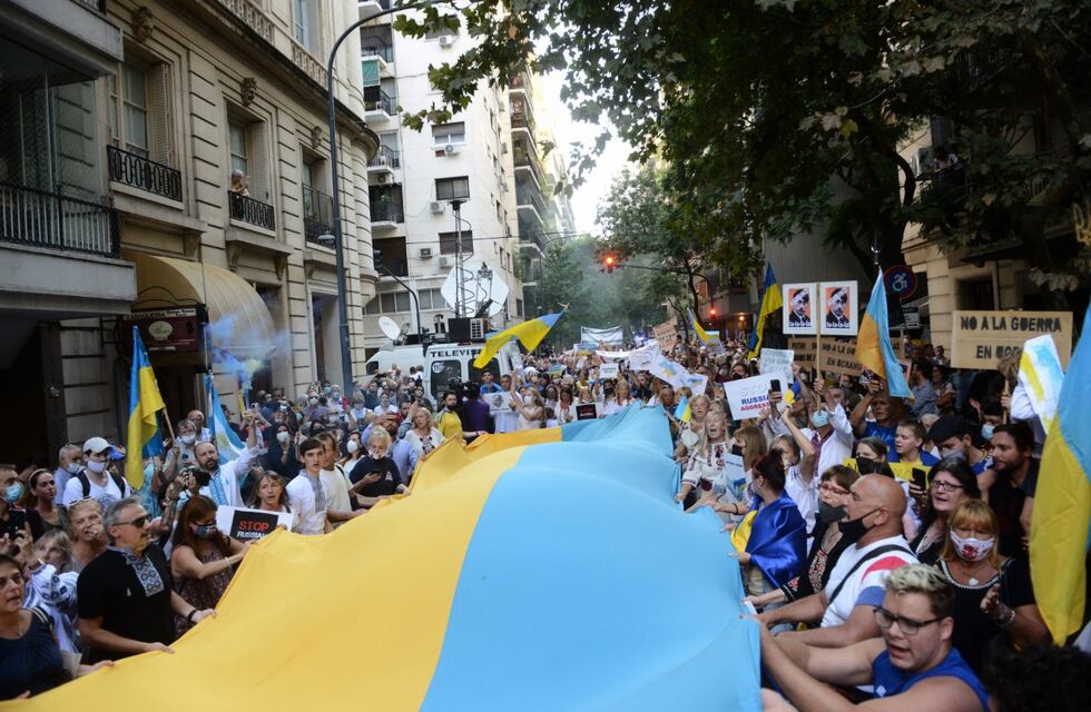 Conflicto Rusia-Ucrania: los ucranianos en Ciudad de Buenos Aires marcharon en repudio a la guerra