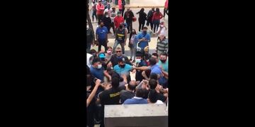 Un grupo de manifestantes intentó tomar la municipalidad de La Rioja. (Captura de video)
