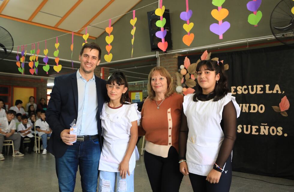 La Escuela Perón celebró sus 40 años con un emotivo acto junto a la comunidad educativa
