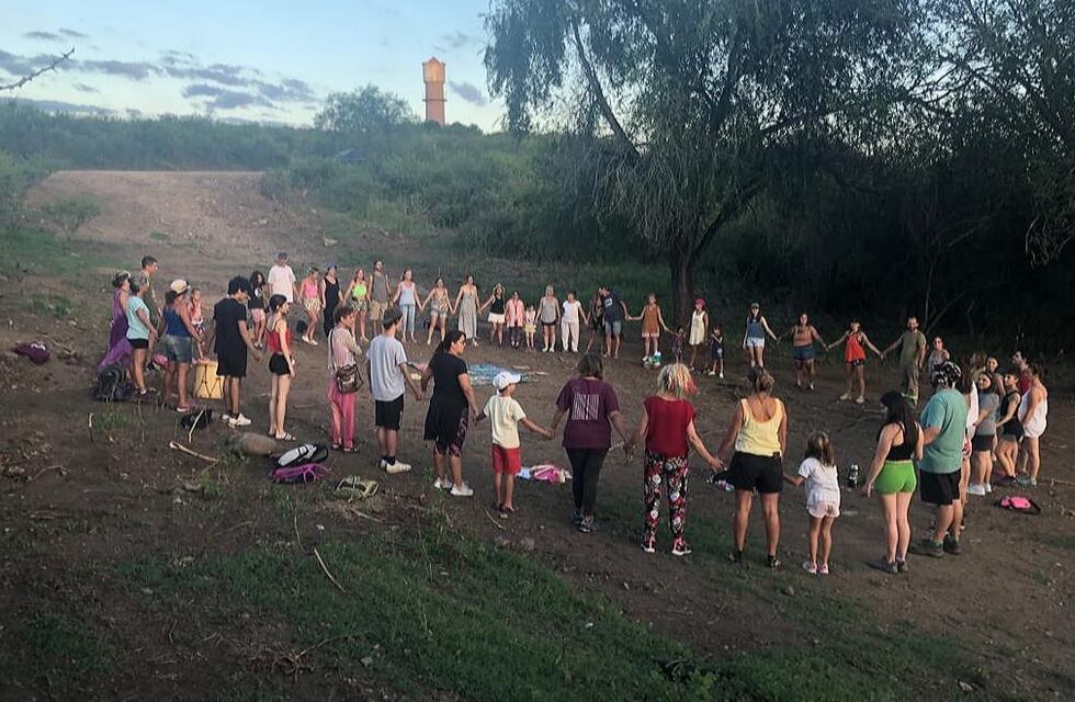 Abrazo simbólico en La Falda: los vecinos defienden el “Parque Puma”
