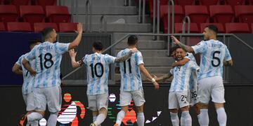 El Papu Gómez marcó el 1-0 ante Paraguay.