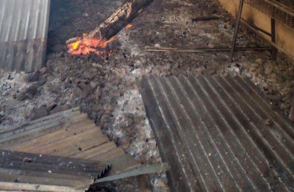 Solo por maldad: robaron en el Club Santa Rosa en Las Paredes y quemaron el salón