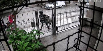 La mujer esperaba en la moto mientras su cómplice atacaba a una mujer en Córdoba.