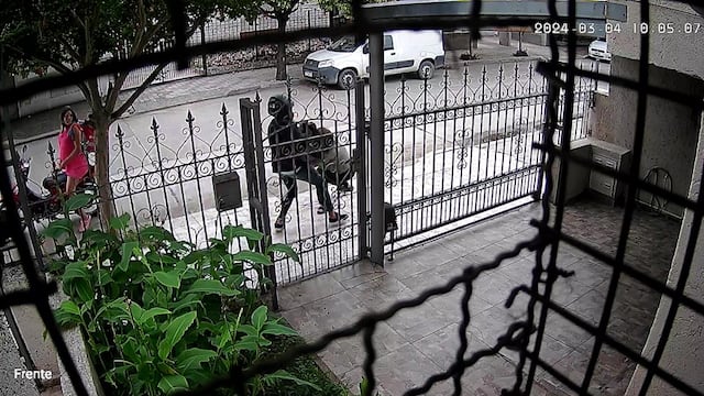 La mujer esperaba en la moto mientras su cómplice atacaba a una mujer en Córdoba.