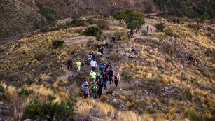 Una postal única. Eso fue lo que disfrutaron este viernes las 100 personas que subieron al cerro La Banderita al pie de la ciudad de La Falda. (La Voz)