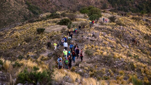 Una postal única. Eso fue lo que disfrutaron este viernes las 100 personas que subieron al cerro La Banderita al pie de la ciudad de La Falda. (La Voz)