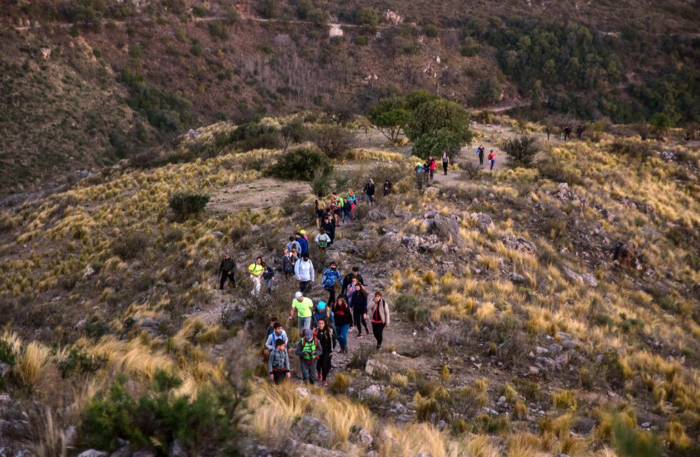 Un turista debió ser rescatado tras caer por un barranco en el Cerro La Banderita