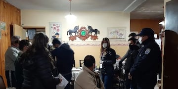 Uno de los allanamientos se realizó en un domicilio de Rivadavia, donde los pesquisas secuestraron varios dispositivos electrónicos.