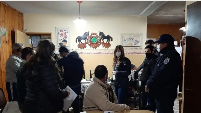 Uno de los allanamientos se realizó en un domicilio de Rivadavia, donde los pesquisas secuestraron varios dispositivos electrónicos.