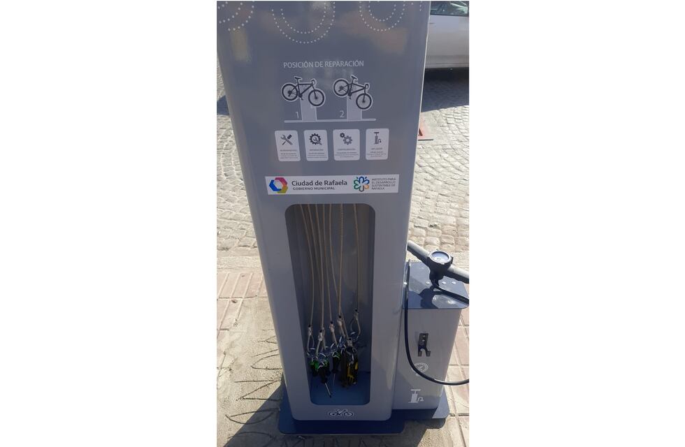 Instalaron una estación de reparación de bicicletas en el Parquecito “Islas Malvinas”