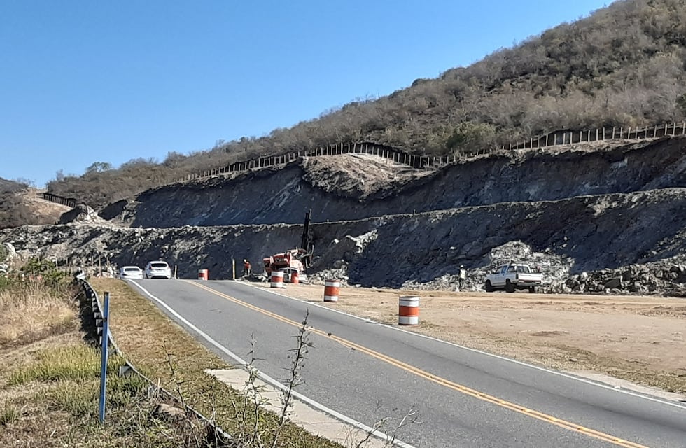 Alta Gracia: viajaba con su familia, hizo una mala maniobra y terminaron dentro de un canal
