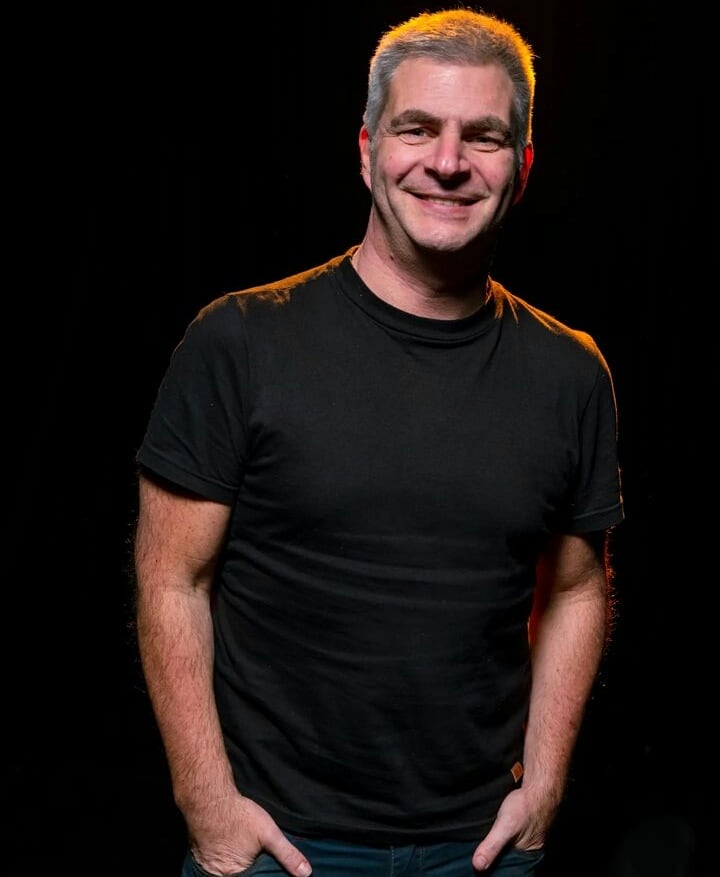 Leo debutó profesionalmente en el teatro El Tinglado, con “Muerte accidental de un anarquista”.