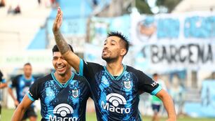 Santiago Camacho abrió el camino del triunfo del "Lobo" jujeño con un penal bien ejecutado en el arranque del segundo tiempo.