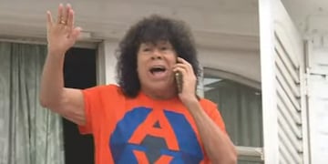 La Mona Jiménez saludo a los fanáticos que llegaron hasta su casa este jueves.