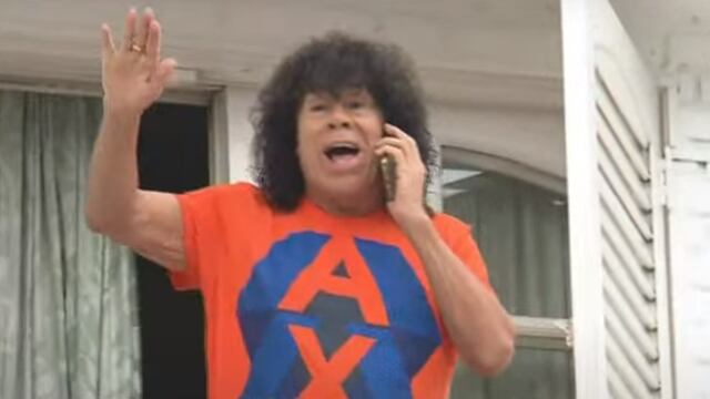 La Mona Jiménez saludo a los fanáticos que llegaron hasta su casa este jueves.