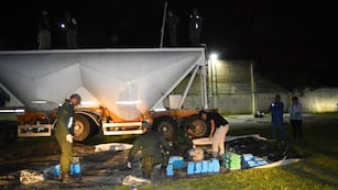 Una segunda inspección a fondo permitió a los profesionales de la GNA hallar los 16 bultos que estaban ocultos en el cemento fresco.