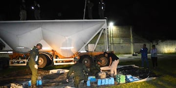 Una segunda inspección a fondo permitió a los profesionales de la GNA hallar los 16 bultos que estaban ocultos en el cemento fresco.
