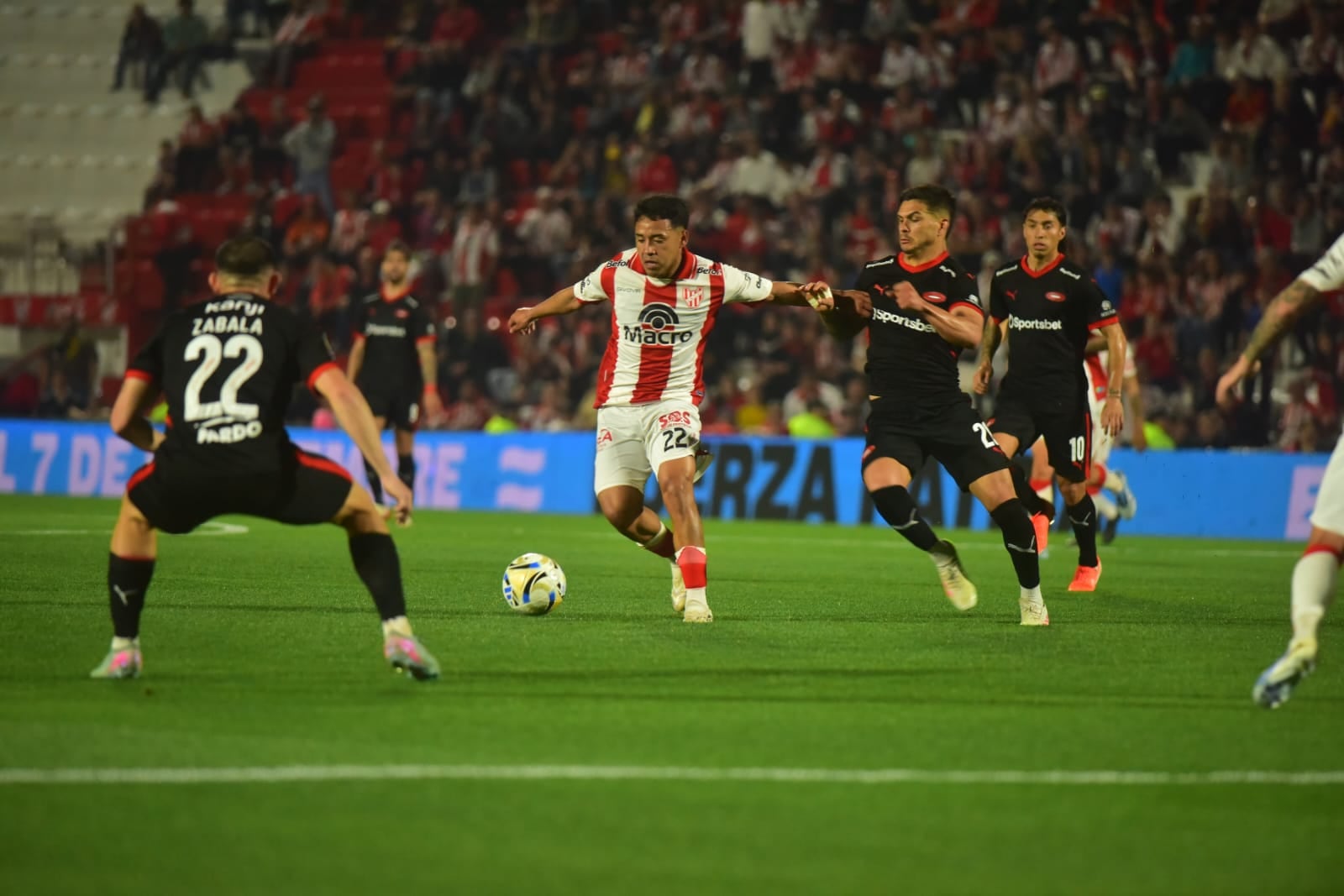 Instituto en su partido ante Independiente. (Nicolás Bravo / La Voz).