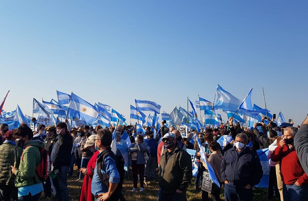 Masiva protesta de productores autoconvocados contra el Gobierno