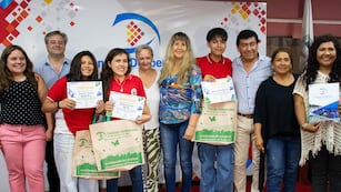 Ediles capitalinos recibieron en Sala de Comisiones del Concejo a docentes y alumnos de la Escuela de Minas y del Colegio N.º 1 que participaron en la Olimpiada Argentina de Biología.
