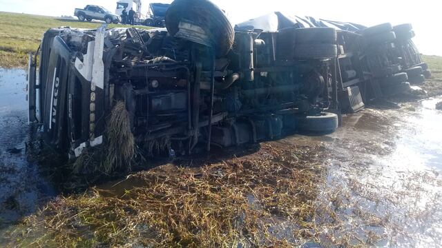 Chocaron tres camiones cerca de Cacharí