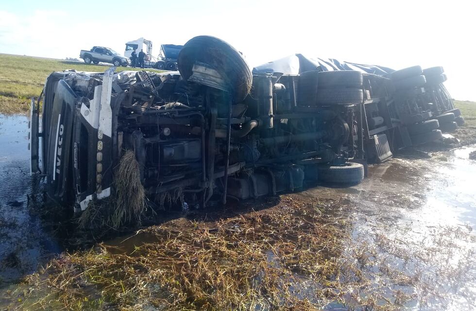 Ruta 3: chocaron tres camiones cerca de Cacharí y uno volcó en la banquina