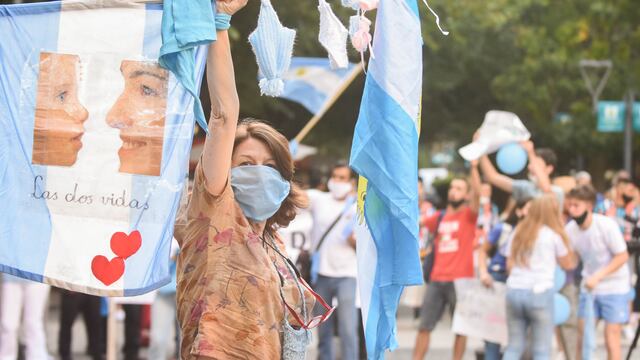 Marcha pro vida, en contra del tratamiento de una ley que garantiza el aborto seguro, legal y gratuito en Argentina (Mariana Villa/Los Andes).