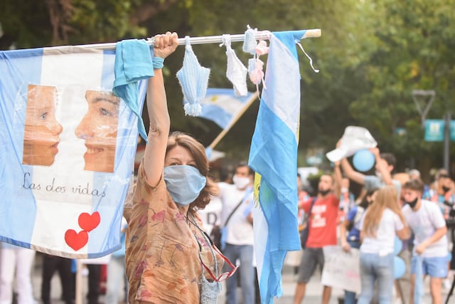Marcha pro vida, en contra del tratamiento de una ley que garantiza el aborto seguro, legal y gratuito en Argentina (Mariana Villa/Los Andes).