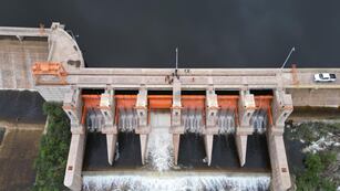 El dique de Embalse superó el nivel de vertedero.