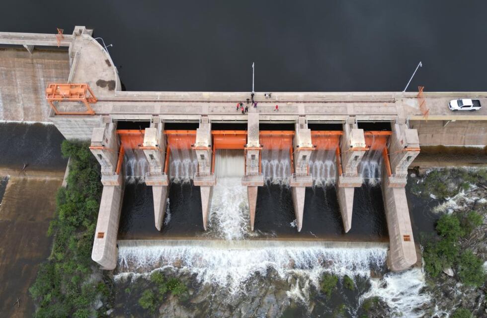 Impresionantes imágenes: abrieron las válvulas del embalse de Cruz del Eje