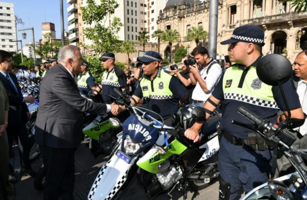 El Gobierno provincial entregó 100 motos nuevas, para reforzar la seguridad