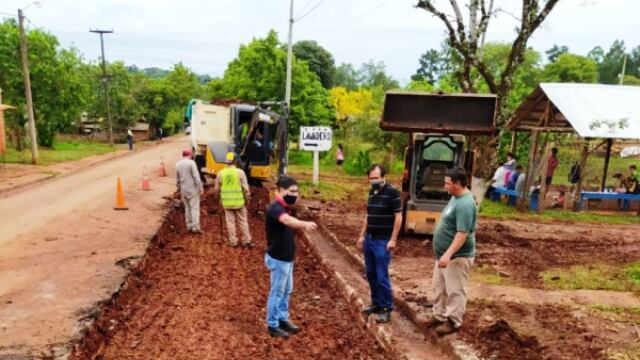 Continúa obras de asfaltado en la ciudad de Eldorado