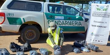 Transportaba marihuana en un bolso y terminó detenido.