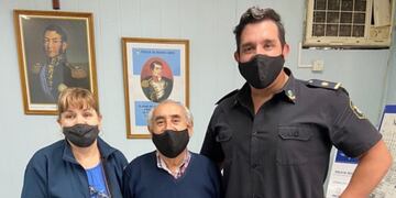 Daniel Rodríguez, junto a su esposa Virginia y el subcomisario Parodi.