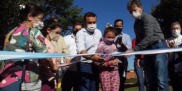 Cerro Azul: el gobernador de la provincia, Oscar Herrera Ahuad, inauguró una plaza integradora