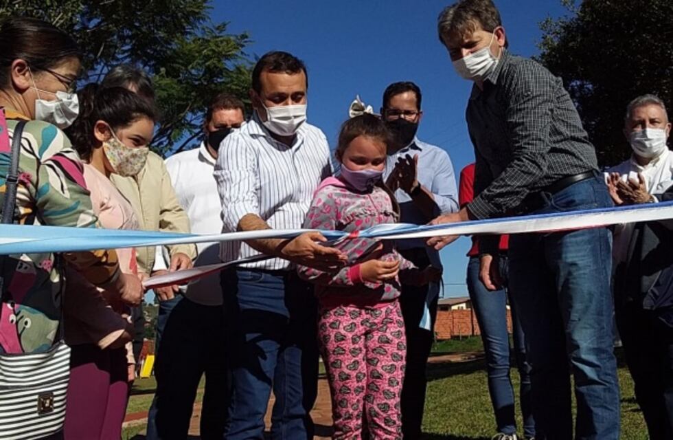 Cerro Azul: el gobernador de la provincia, Oscar Herrera Ahuad, inauguró una plaza integradora
