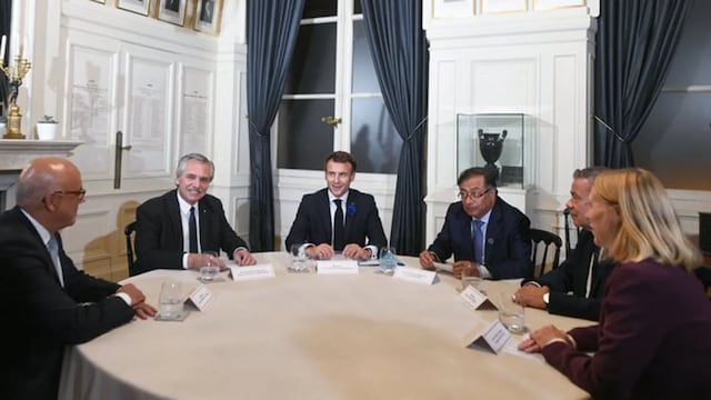 Los presidentes de la Argentina Alberto Fernández; de Francia, Emmanuel Macron y de Colombia, Gustavo Petro; junto a representantes de Venezuela, en París. Foto: Los Andes.