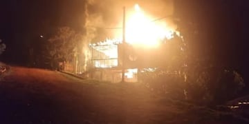 Panambí: una vivienda fue arrasada por el fuego y su propietario logró salvar su vida de milagro.