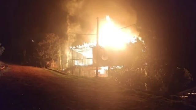 Panambí: una vivienda fue arrasada por el fuego y su propietario logró salvar su vida de milagro.