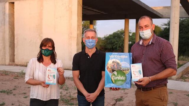El presidente de la Agencia Córdoba Turismo (centro) en su visita a La Para.