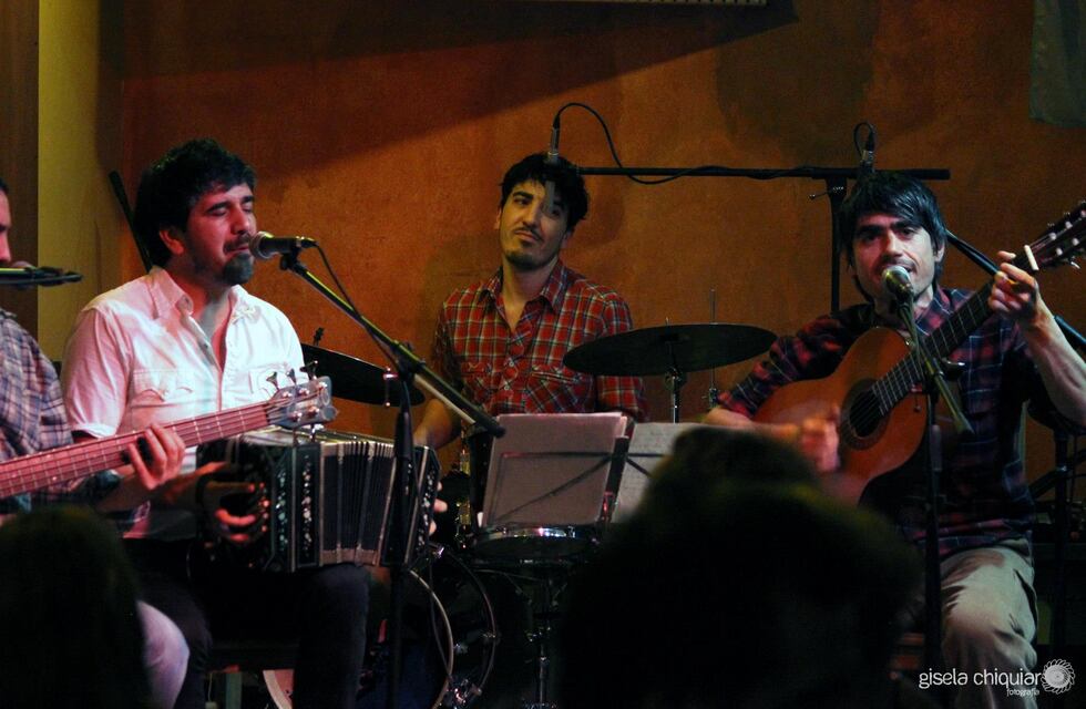 Peña del 25 de mayo en Adolfo Gonzales Chaves