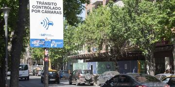 La Municipalidad instaló 70 cámaras fijas para detectar faltas de tránsito.