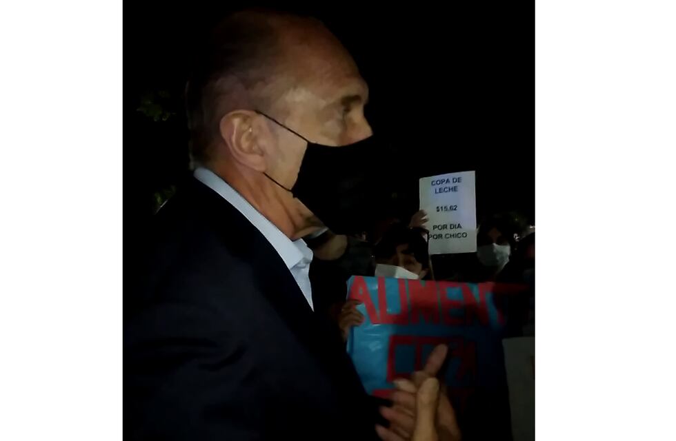 Un grupo de docentes le realizó reclamos a Omar Perotti