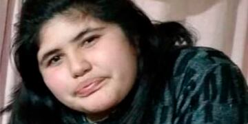 La última vez que la vieron vestía una campera de abrigo de color roja, un buzo de modal con cierre rosa, pantalón de jeans azul con roturas y zapatillas Fila azules