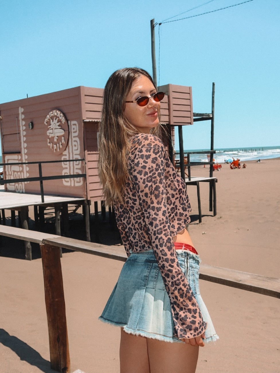 Stephanie Demner se sumó a la tendencia de la temporada y combinó a la perfección animal print con jean
