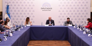 El Dr. Claudio Fernández, director de la Oficina Científica de Asesoramiento Legislativo de la HCDN, abrió la jornada y agradeció "a todos los que han colaborado con la organización de la jornada y a los expositores".