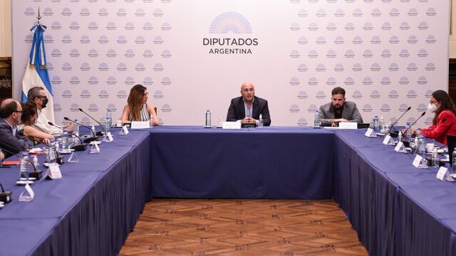 El Dr. Claudio Fernández, director de la Oficina Científica de Asesoramiento Legislativo de la HCDN, abrió la jornada y agradeció "a todos los que han colaborado con la organización de la jornada y a los expositores".