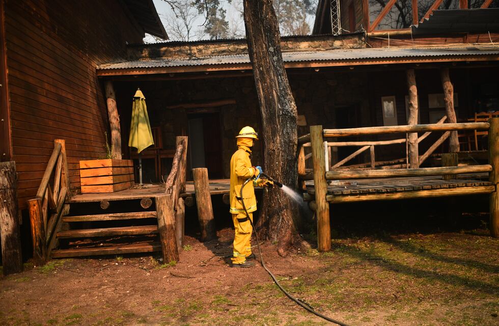 Fuego en las sierras de Córdoba: ardieron unas 80 viviendas en Potrero de Garay